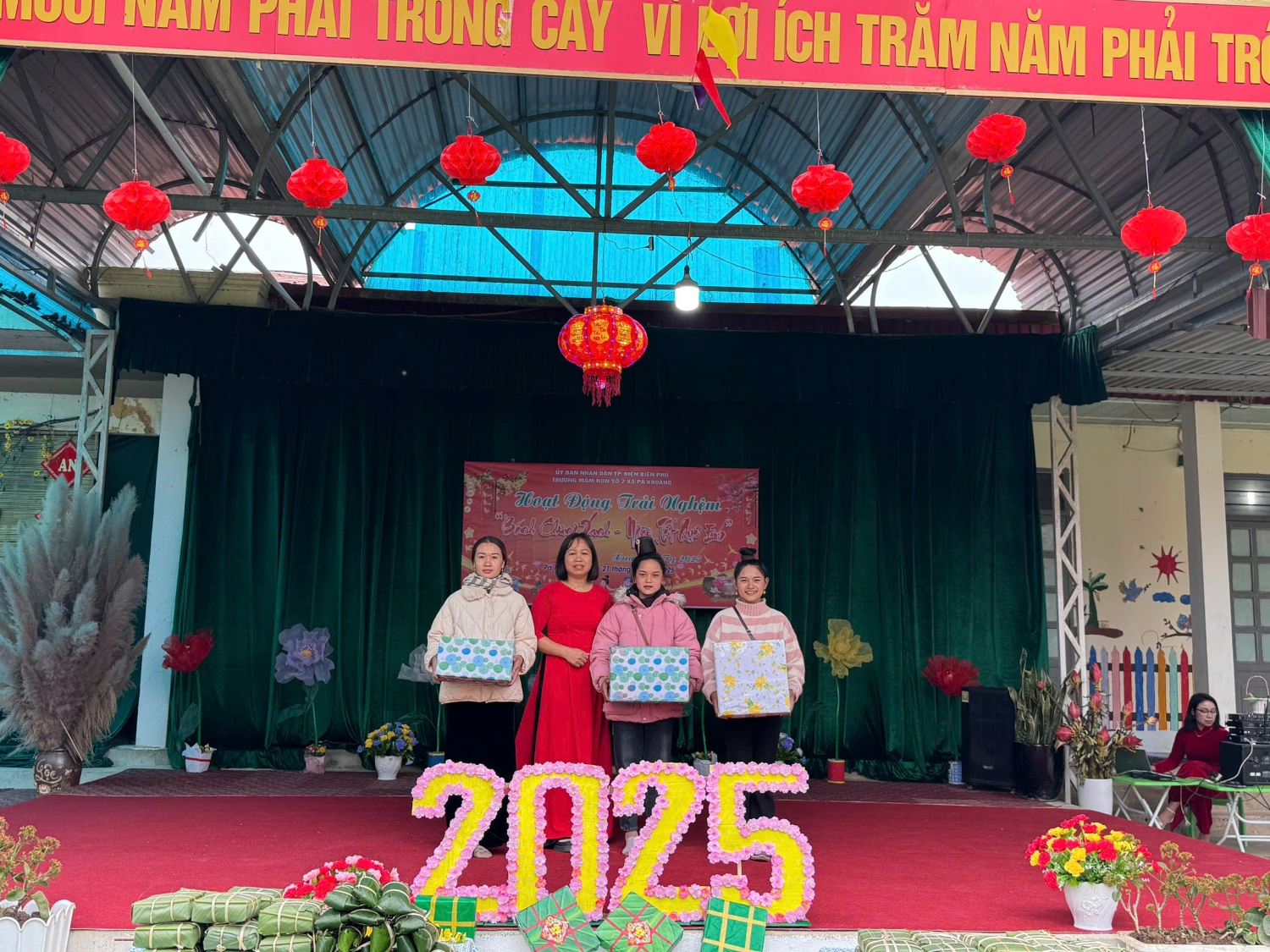 TRAO QUÀ PHU HUYNH TRO CHOI