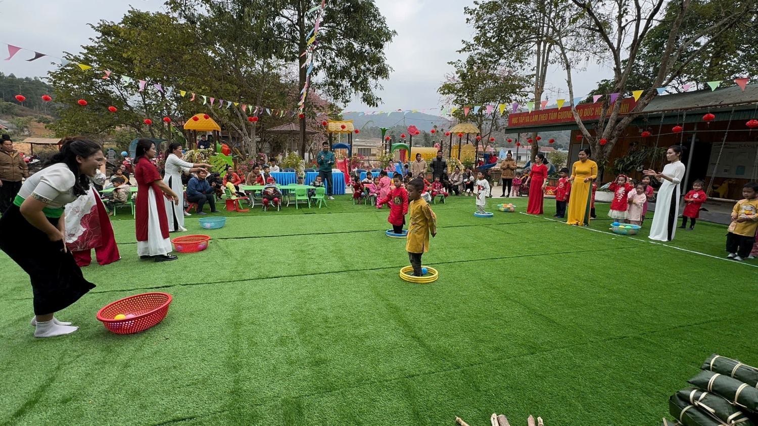 trẻ chơi trò chơi 2