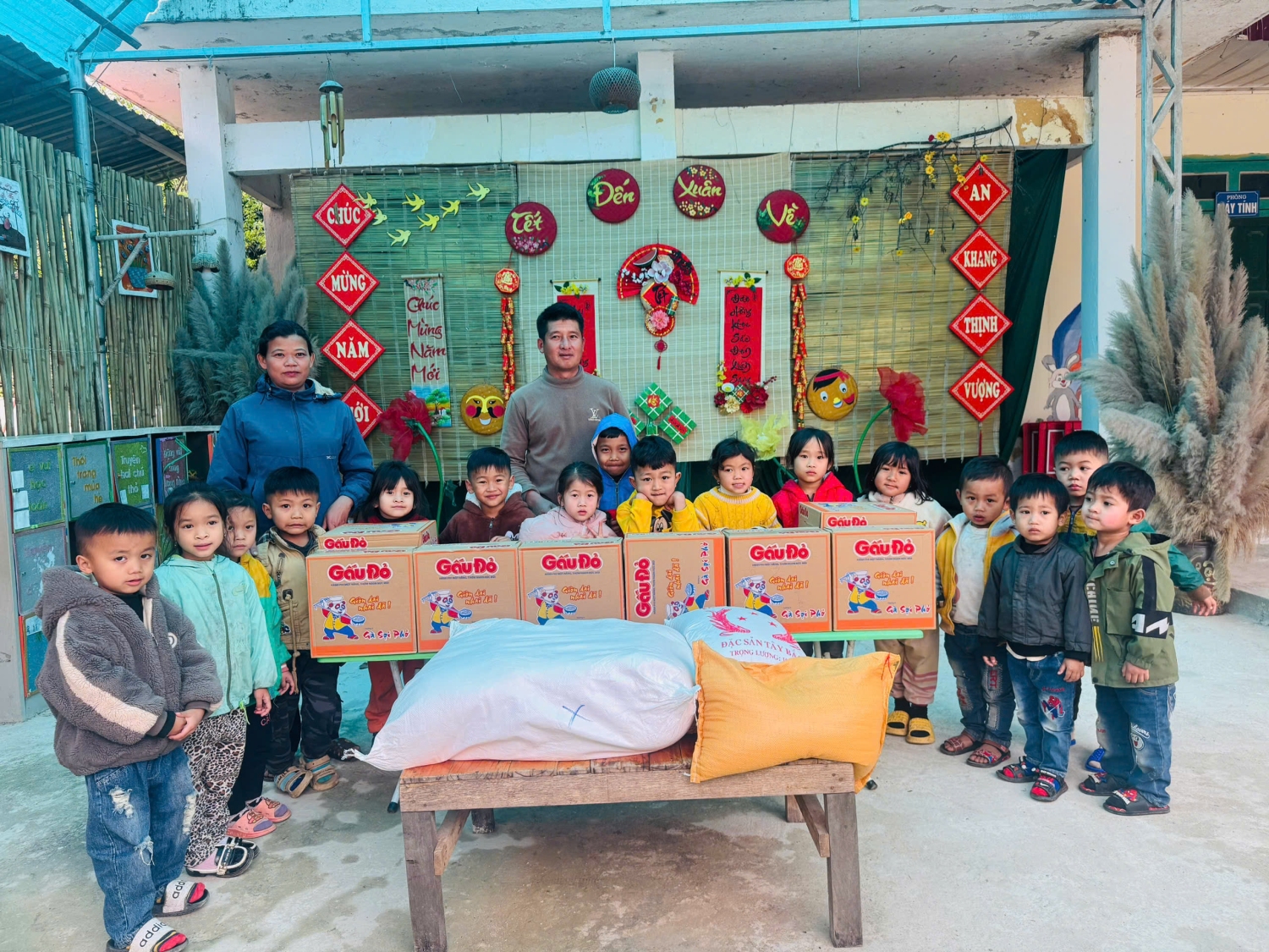 TRƯỜNG MN SỐ 2 XÃ PÁ KHOANG  ĐÓN NHẬN NHỮNG MÓN QUÀ TỪ CÁC ĐƠN VỊ TỪ THIỆN