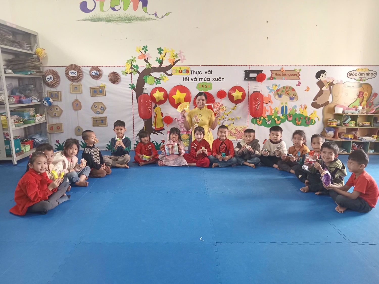 NGÀY ĐẦU TIÊN ĐÓN TRẺ SAU KÝ NGHỈ TẾT NGUYÊN ĐÁN  BÍNH NGỌ CỦA CÁC BÉ TRƯỜNG MN SỐ 2 PÁ KHOANG